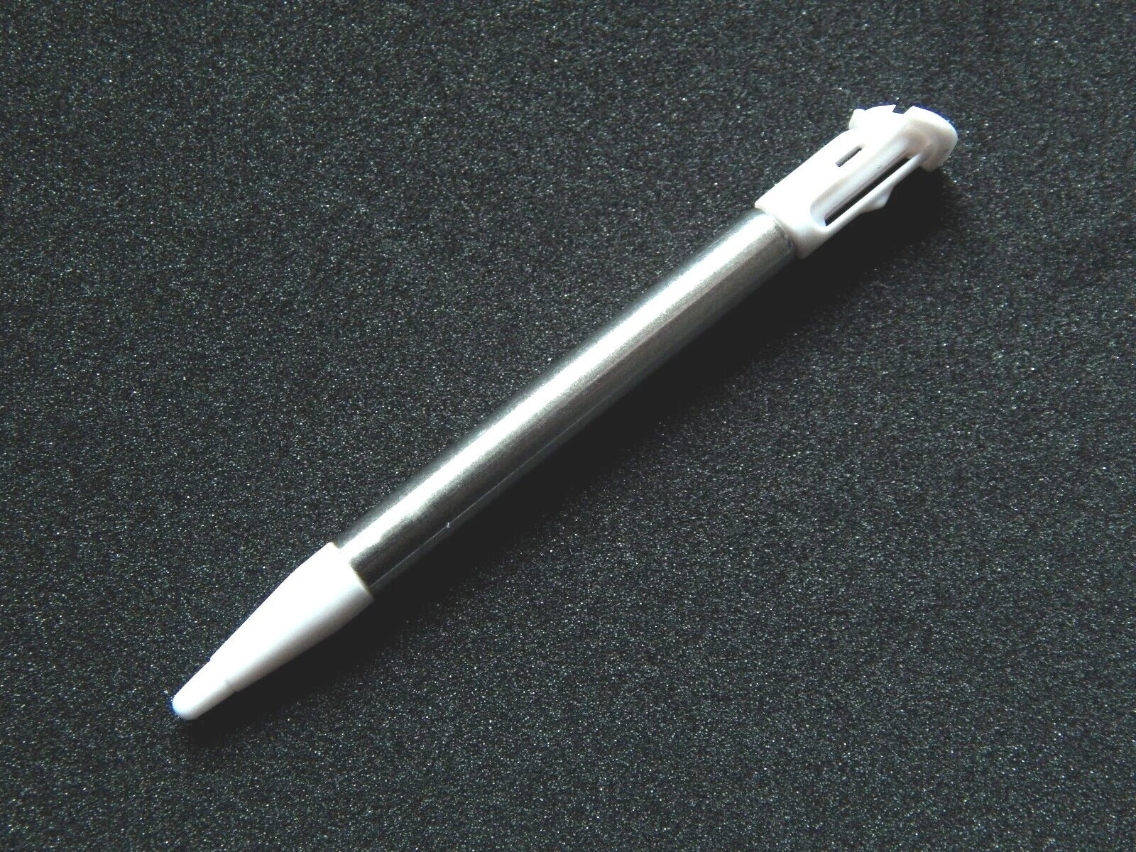 Nintendo NEW 2DS XL / 2DS LL metalinis ištraukiamas stylus rašiklis (touch pen) – 1 vnt.