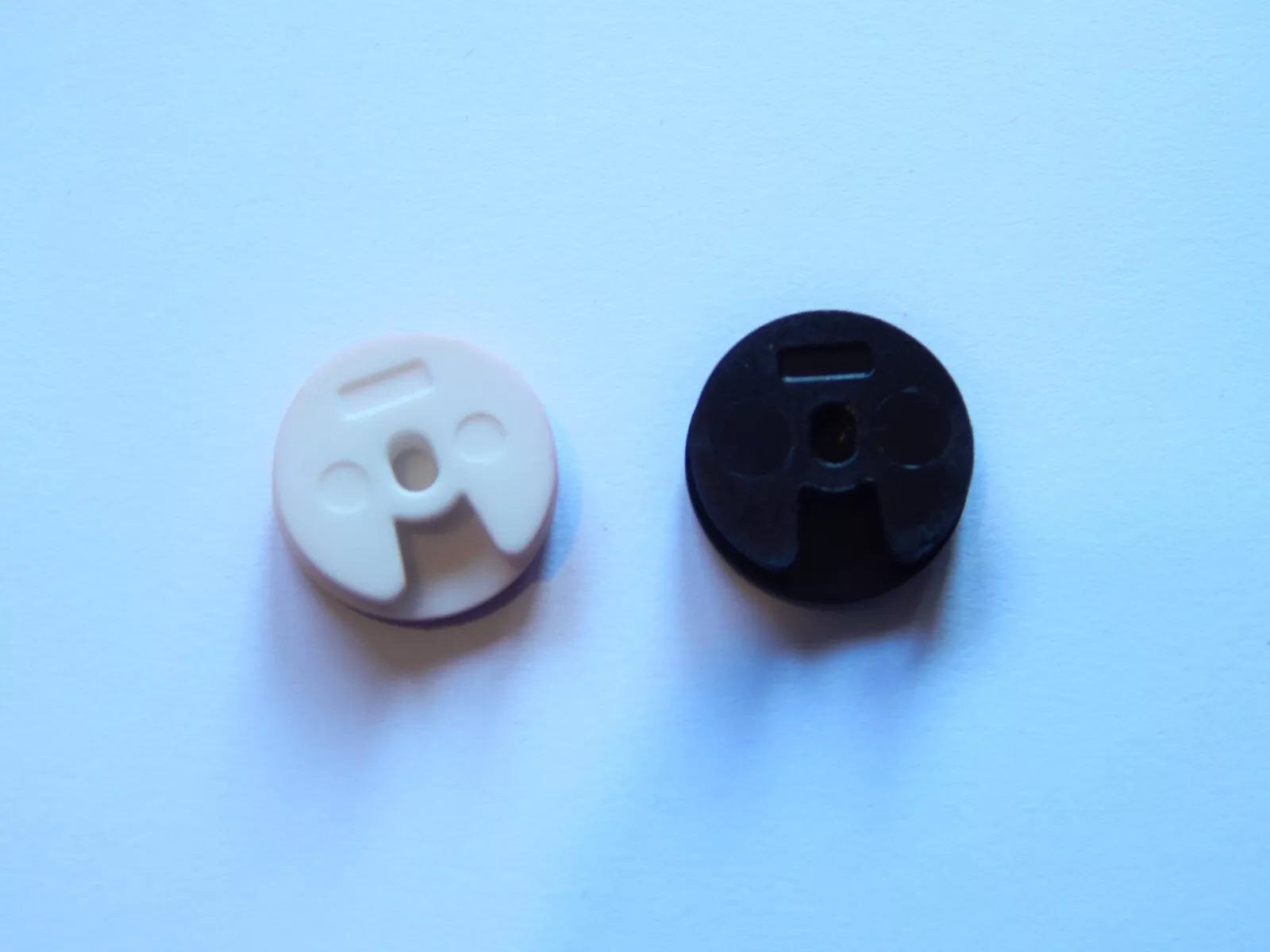 Nintendo 2DS / 3DS serijos analogo valdiklio (thumbstick) kepurėlės dalis Analogas – 1 vnt., pasirinkite spalvą