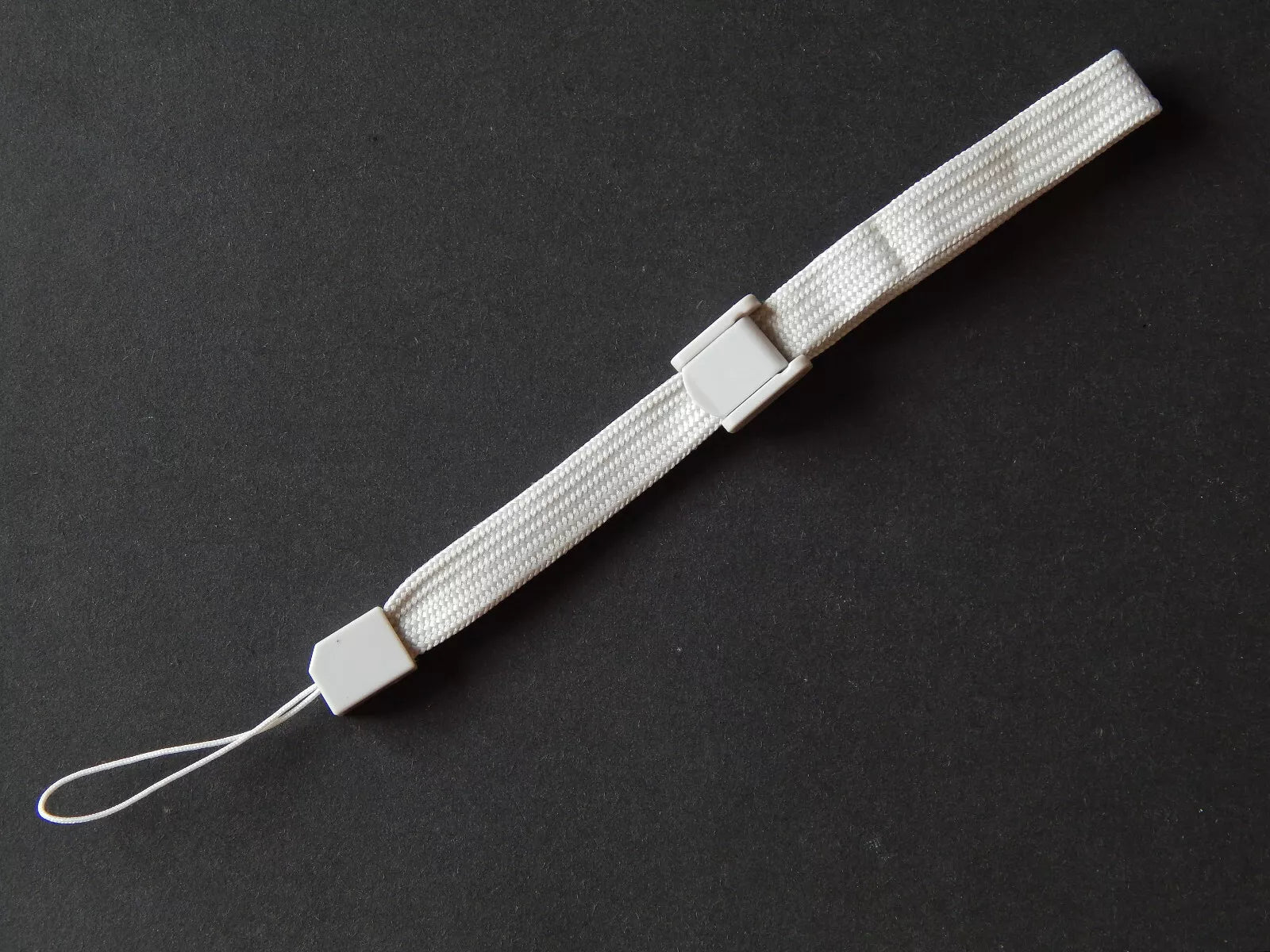 Universalus reguliuojamas riešo dirželis (wrist strap) – tinka PS3, Wii, Switch, 3DS, DS, 2DS, telefonams ir kameroms, 1 vnt.